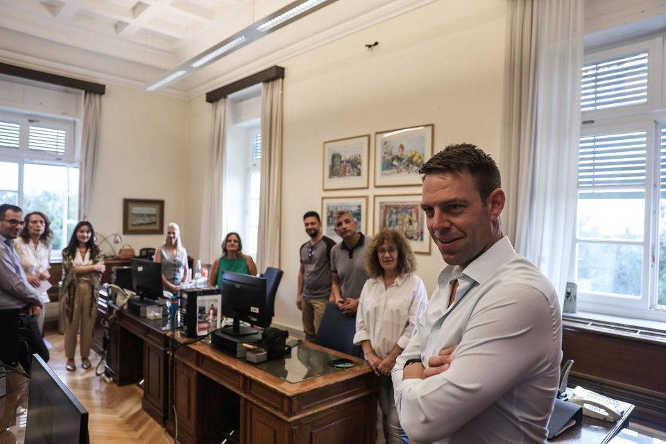Ο Στέφανος Κασσελάκης στο γραφείο της ΚΟ του ΣΥΡΙΖΑ στη Βουλή