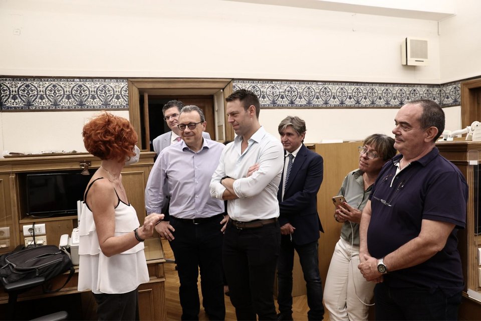 Στα γραφεία των κοινοβουλευτικών συντακτών στη Βουλή