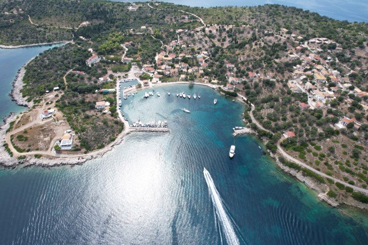 Το λιμάνι στο νησί Καστός