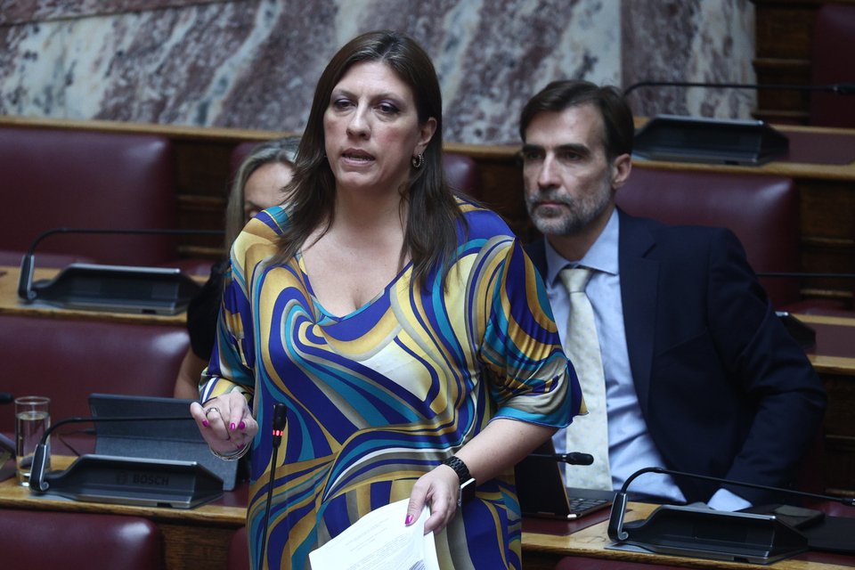 Η πρόεδρος της Πλεύσης Ελευθερίας Ζωή Κωνσταντοπούλου μιλάει από το βουλευτικό της έδρανο