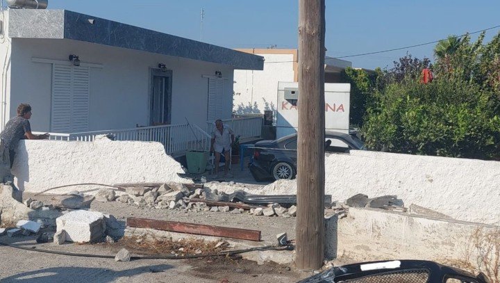 Το τελευταίο από τα 21 οχήματα που εισέβαλαν στην αυλή του /Βήμα της Κω