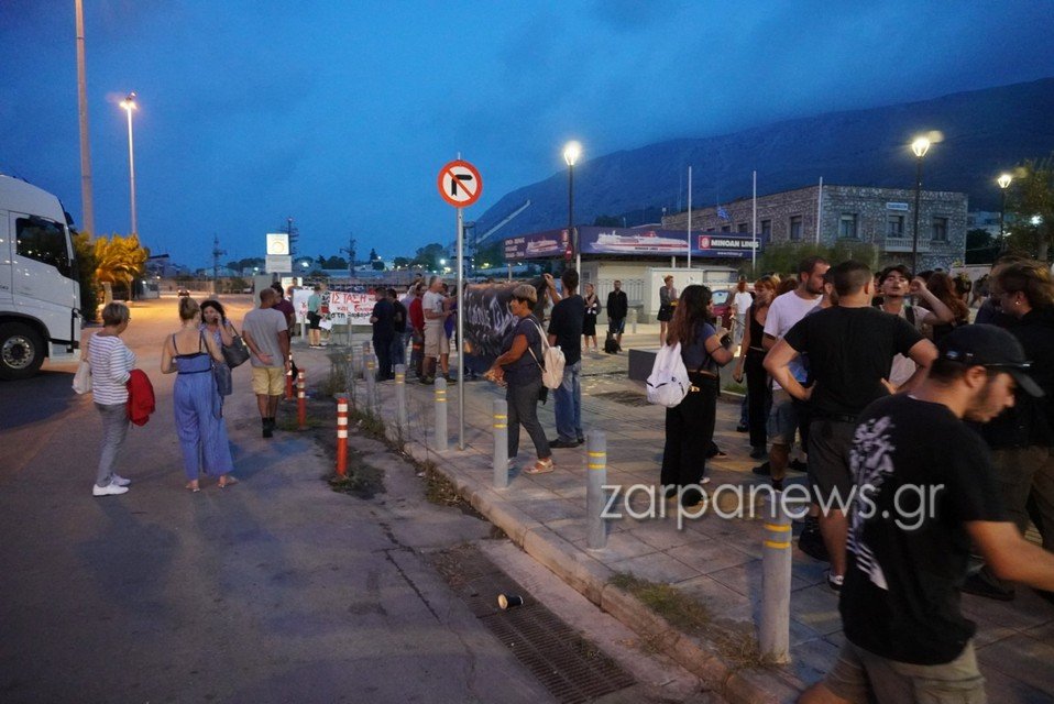 Διαμαρτυρόμενοι για τον Αντώνη στο λιμάνι της Σούδας