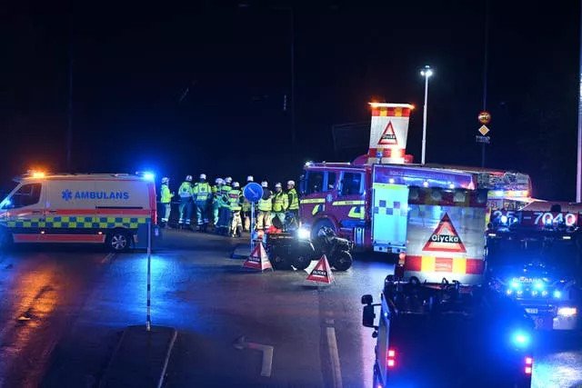 Οι υπηρεσίες έκτακτης ανάγκης ψάχνουν για να βεβαιωθούν ότι δεν υπάρχουν εγκλωβισμένοι στα συντρίμμια