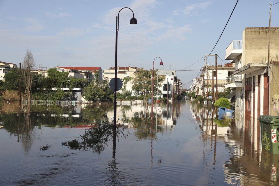 Πλημμυρισμένοι δρόμοι στη Λάρισα