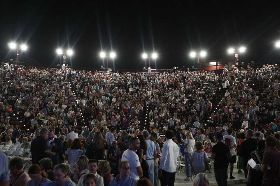 Χιλιάδες κόσμου ανηφόρισαν στον Λυκαβηττό για τη μεγάλη συναυλία