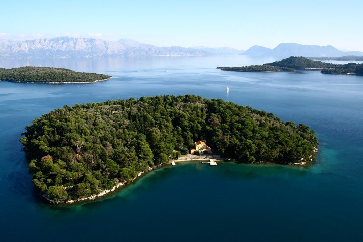 Η Μαδουρή, το νησί του Αριστοτέλη Βαλαωρίτη