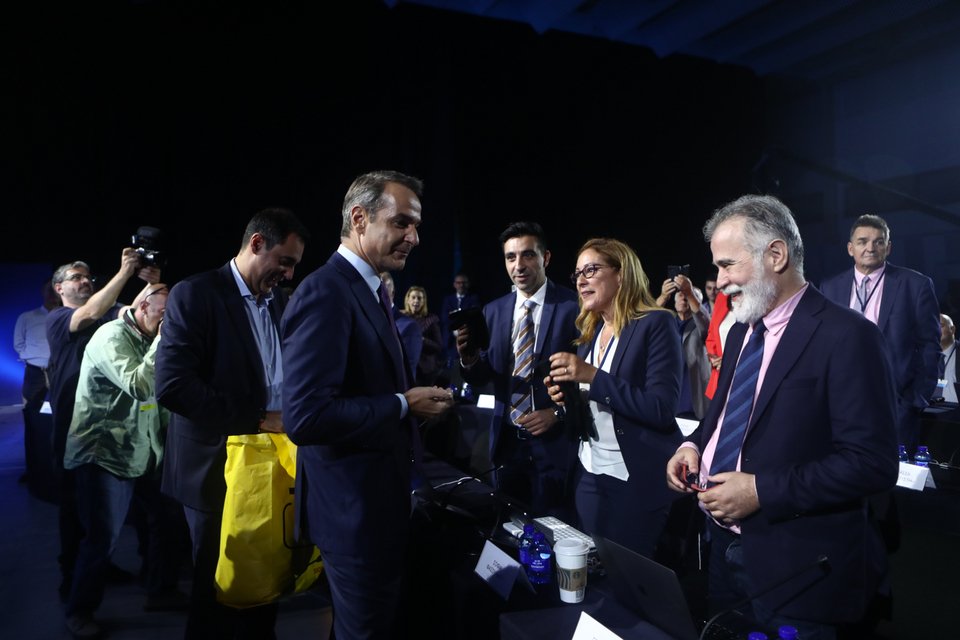 Ο Γιάννης Σμυρλής και ο Κυριάκος Μητσοτάκης συνομιλούν με δημοσιογράφους