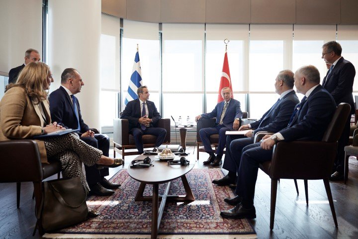Μητσοτάκης και Ερντογάν πλαισιωμένοι από τους συνεργάτες τους / Φωτογραφία: Γρ. Τύπου Πρωθυπουργού/Δημήτρης Παπαμήτσος