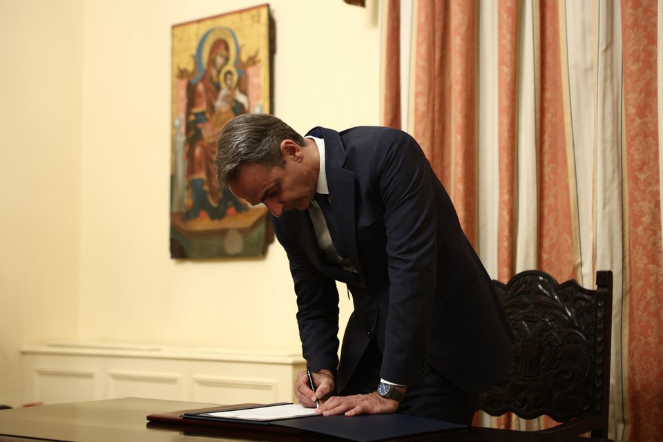Ο Μητσοτάκης υπογράφει στην ορκωμοσία Στυλιανίδη