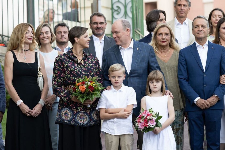 Σαρλίν και Αλβέρτος κοιτάζονται και χαμογελούν
