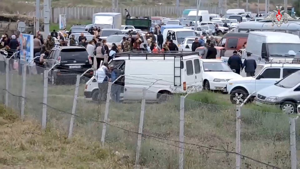 ε αυτή τη φωτογραφία από βίντεο που δημοσιεύτηκε από την Υπηρεσία Τύπου του ρωσικού Υπουργείου Άμυνας την Πέμπτη 21 Σεπτεμβρίου 2023, Αρμένιοι συγκεντρώνονται σε στρατόπεδο Ρωσικών ειρηνευτικών δυνάμεων κοντά στο Στεπανακέρτ στο Ναγκόρνο-Καραμπάχ