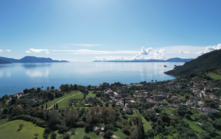 Η  Πάλαιρος είναι στρατηγικό σημείο για να ξεκινήσει κανείς τη βουτιά στο  άγνωστο Ιόνιο.