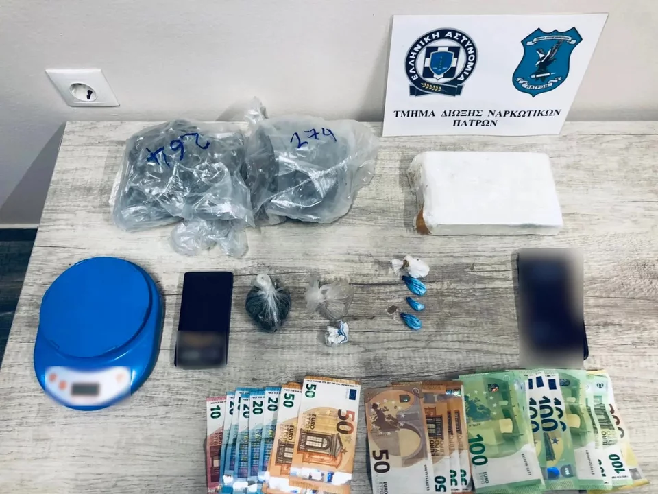 Πάτρα: Σύλληψη 3 ατόμων για διακίνηση ναρκωτικών - Τα έκρυβαν στο κοτέτσι 2 Πάτρα: Σύλληψη 3 ατόμων για διακίνηση ναρκωτικών - Τα έκρυβαν στο κοτέτσι