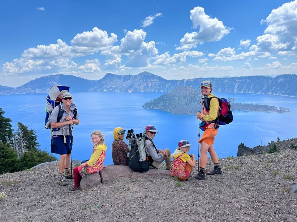 Η επταμελής οικογένεια στη λίμνη Crater Lake, τη βαθύτερη λίμνη της Βόρειας Αμερικής, που βρίσκεται στο Όρεγκον.