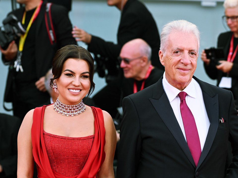 Ο Piero Ferrari και η Romina Gingasu και στο κόκκινο χαλί της Βενετίας