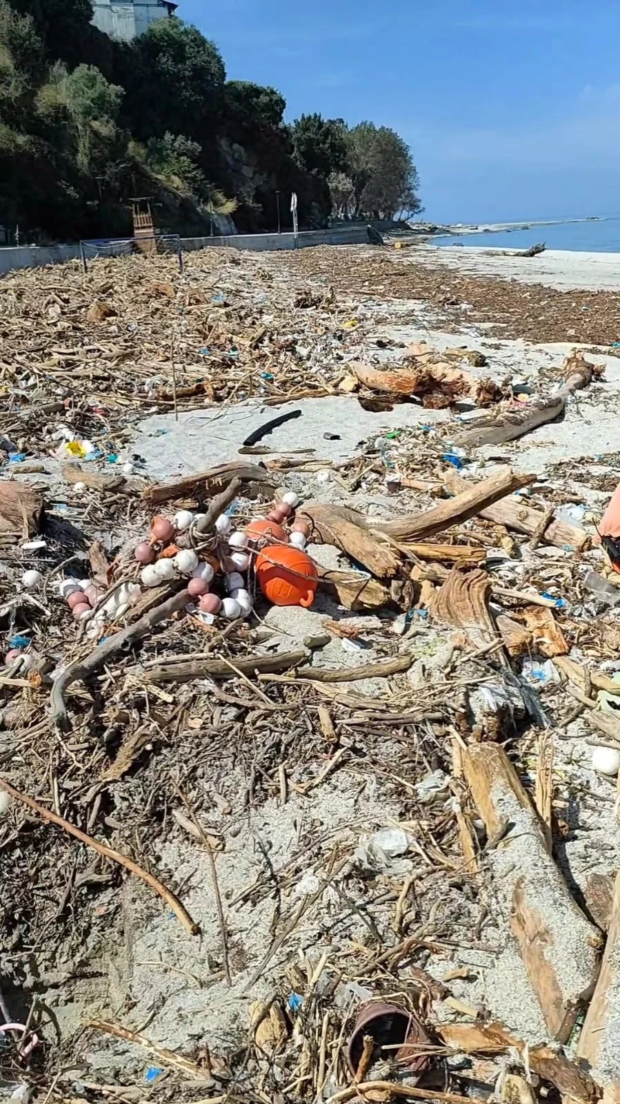 Σκουπίδια στην παραλία Παπά Νερό