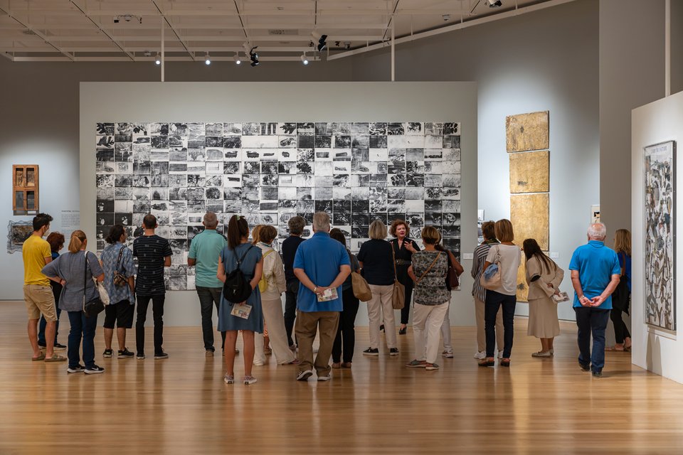 Ξενάγηση στην έκθεση «ΑΣΤΥΓΡΑΦΙΑ / URBANOGRAPHY» από τη Συραγώ Τσιάρα © Εθνική Πινακοθήκη-Μουσείο Αλεξάνδρου Σούτσου, φωτογράφιση: Γαβριήλ Παπαδιώτης