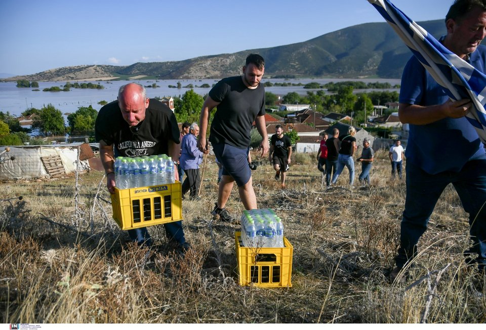 Επιχείρηση ανεφοδιασμού των εγκλωβισμένων στην Πηνειάδα