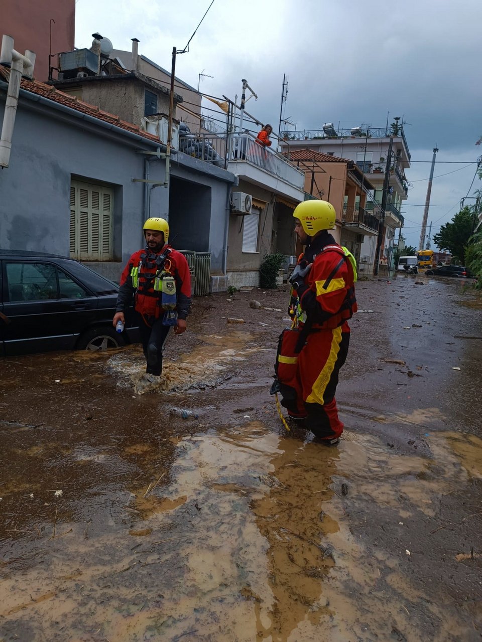 Εθελοντές αναζητούν για εγκλωβισμένους πόρτα-πόρτα μέσα στα λασπόνερα