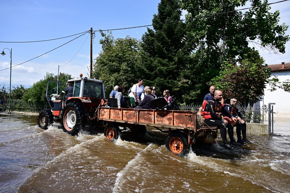 Τρακτέρ μεταφέρει πολίτες σε ασφαλές σημείο στα Μεγάλα Καλύβια Τρικάλων-Φωτογραφία Μιχάλης Καραγιάννης/Eurokinissi   