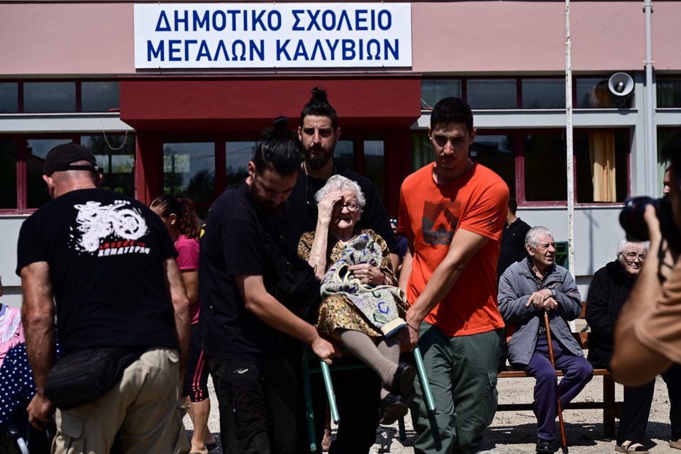 Μεταφορά ηλικιωμένης σε ασφαλές σημείο στα Μεγάλα Καλύβια Τρικάλων-Φωτογραφία Μιχάλης Καραγιάννης/Eurokinissi  