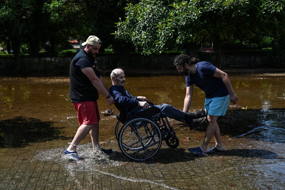 Απομάκρυνση ηλικιωμένου στα Μεγάλα Καλύβια Τρικάλων-Φωτογραφία Μιχάλης Καραγιάννης/Eurokinissi    