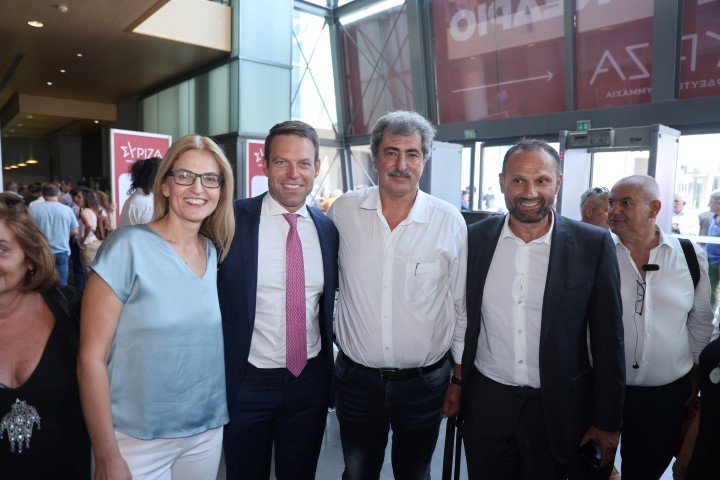 Ο Στέφανος Κασσελάκης με την Δώρα Αυγέρη, τον Παύλο πολάκη και τον Μανώλη Καπνισάκη στο διαρκές Συνέδριο του ΣΥΡΙΖΑ στις 2/9