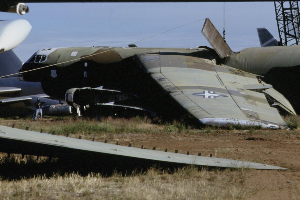 Σειρές από αποσυρθέντα βομβαρδιστικά B-52 σε αποθήκη ή εν αναμονή της αποσυναρμολόγησης στο "The Boneyard" της 309th Aerospace Maintenance and Regeneration Group που εδρεύει στην αεροπορική βάση Davis-Monthan κοντά στο Tucson της Αριζόνα