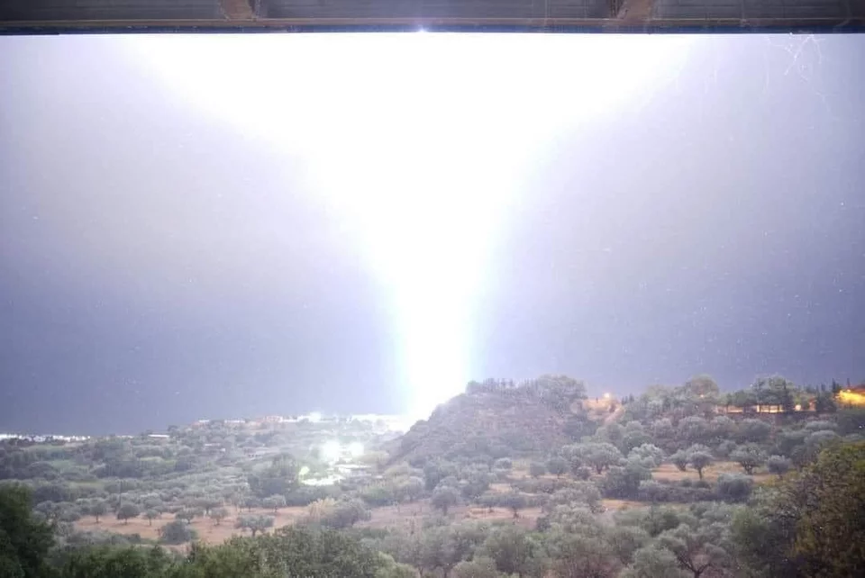 Ο κεραυνός που προκάλεσε τη φωτιά στη Ρόδο / Weather Forecast Greece