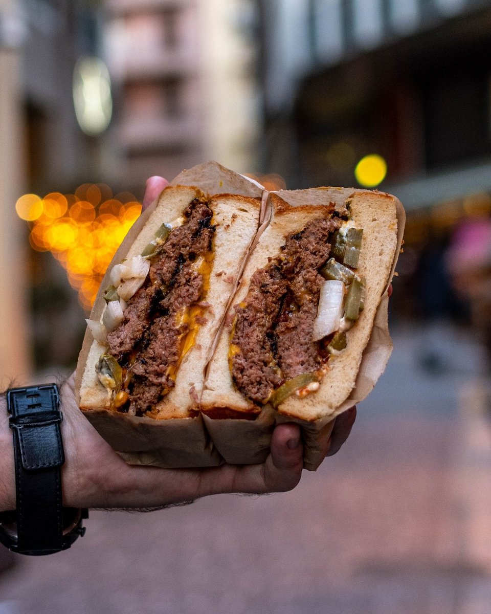 Το cheeseburger sando / Φωτογραφία: sando.athens/Instagram