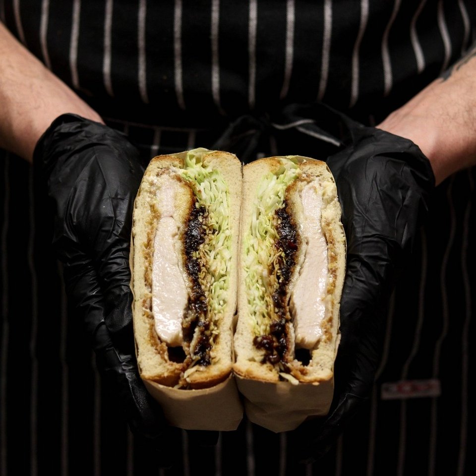 Το sando katsu με πανέ κοτόπουλο / Φωτογραφία: sando.athens/Instagram