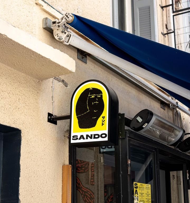 H πρόσοψη του Sando στην Πετράκη στο Σύνταγμα / Φωτογραφία: sando.athens/Instagram