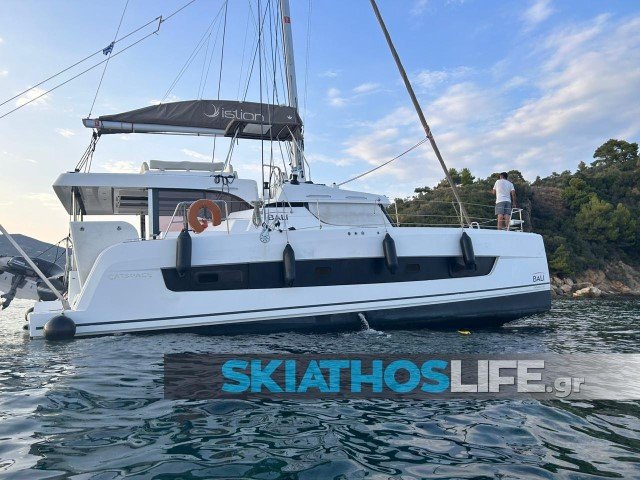 Το σκάφος που έπεσε σε βράχια στη Σκιάθο - Φωτογραφία: skiathoslife