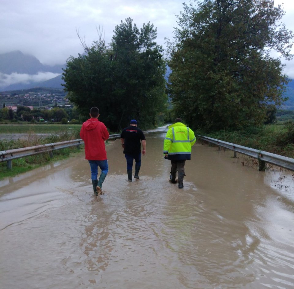 Η υπερχείλιση του ποταμού Σπερχειού οδήγησε στο να κλείσουν τα σχολεία σε Υπάτη και Γορογοπόταμο / Φωτογραφία: ΑΠΕ-ΜΠΕ