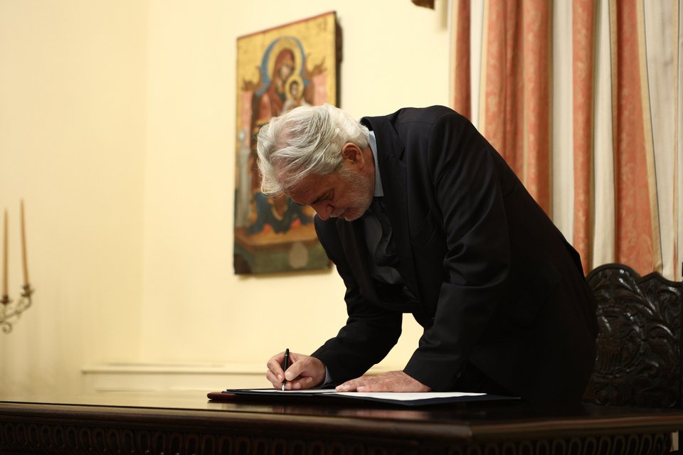 Ο Στυλιανίδης υπογράφει στην ορκωμοσία του