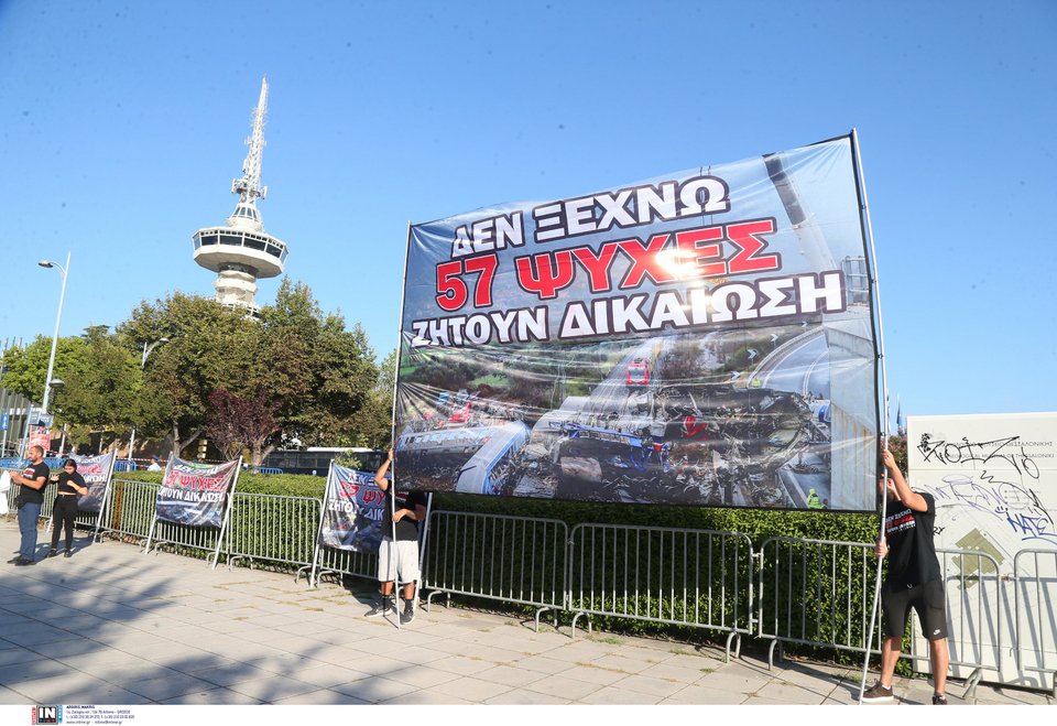 Συγκέντρωση διαμαρτυρίας συγγενών της σιδηροδρομικής τραγωδίας στα Τέμπη έξω από την ΔΕΘ-Φωτογραφία Intime News-ΜΩΥΣΙΑΔΗΣ ΓΙΑΝΝΗΣ