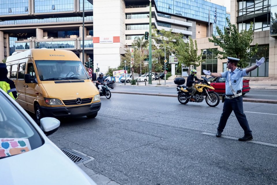 Αστυνομικός κάνει σήμα σε σχολικό να σταματήσει για έλεγχο