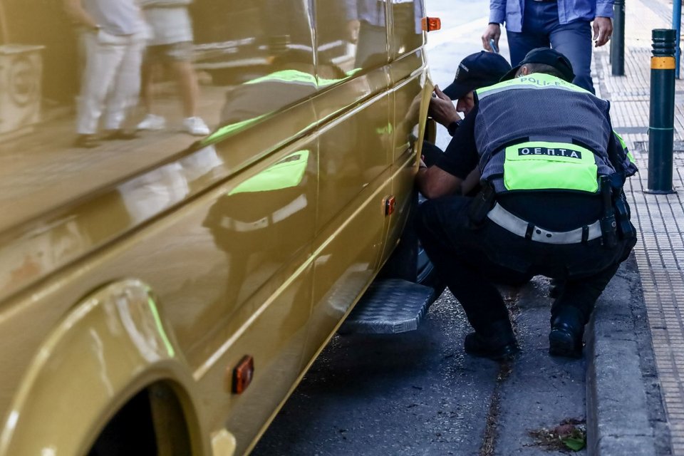 Αστυνομικοί ελέγχουν τα ελαστικά σχολικού