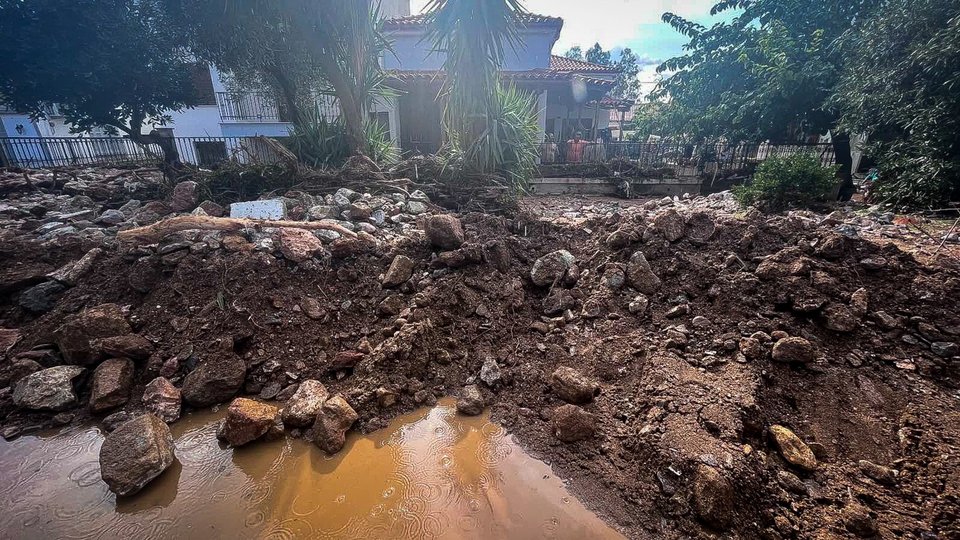 Η επέλαση της κακοκαιρίας άφησε πίσω της τόνους λάσπης στην Αγριά Βόλου