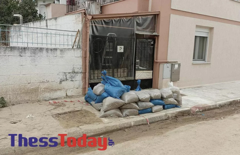 Σακιά με άμμο μπροστά απο εισόδους πολυκατοικίων και σπιτιών-Φωτογραφία Thesstoday.gr