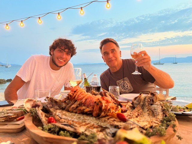 Ο Κωνταντής Ροκόφυλλος (δεξιά) με τον ανιψιό του Πάνο, στο Yaght Club στην Πάλαιρο