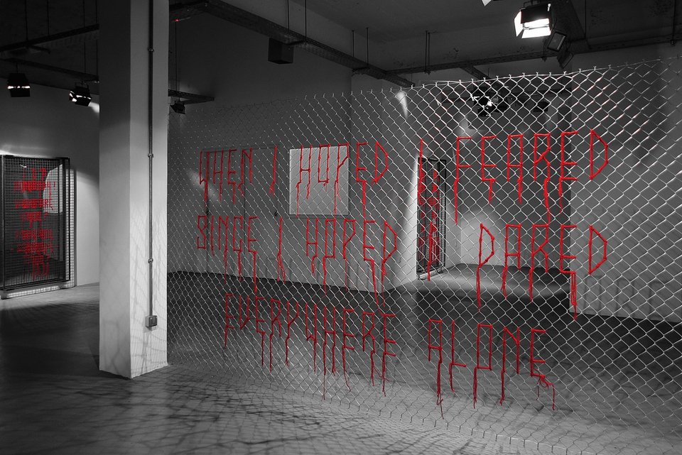 Ο φράχτης καθοδηγεί το θεατή στη μοναδική δίοδο πρόσβασης της έκθεσης