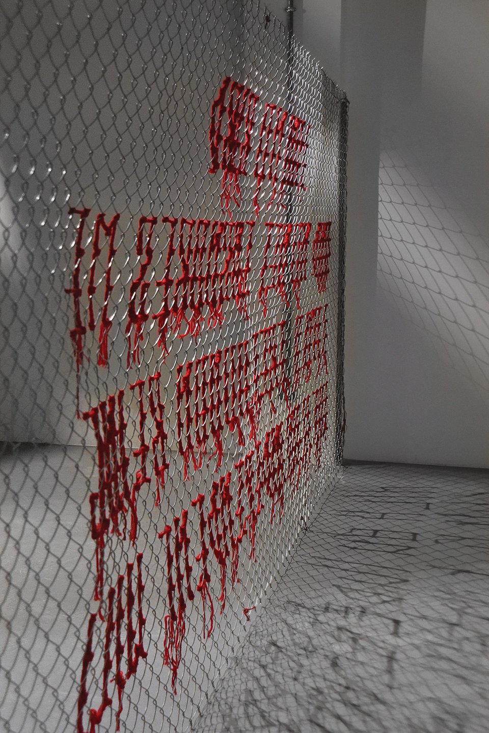 Το συρματόπλεγμα παραπέμπει σε ιδιοκτησία, σύνορο αλλά και περιορισμό, εμπόδιο στην ελεύθερη διέλευση