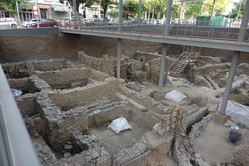 Αρχαιολογικός χώρος στη Βόρεια Είσοδο του Σταθμού Αγίας Σοφίας. Άποψη των καταστημάτων της βυζαντινής αγοράς που κατέλαβαν τον χώρο της μαρμαρόστρωτης πλατείας του 6ου αι.