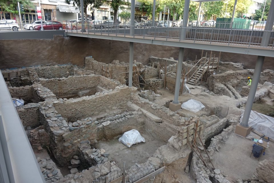Αρχαιολογικός χώρος στη Βόρεια Είσοδο του Σταθμού Αγίας Σοφίας. Άποψη των καταστημάτων της βυζαντινής αγοράς που κατέλαβαν τον χώρο της μαρμαρόστρωτης πλατείας του 6ου αι.