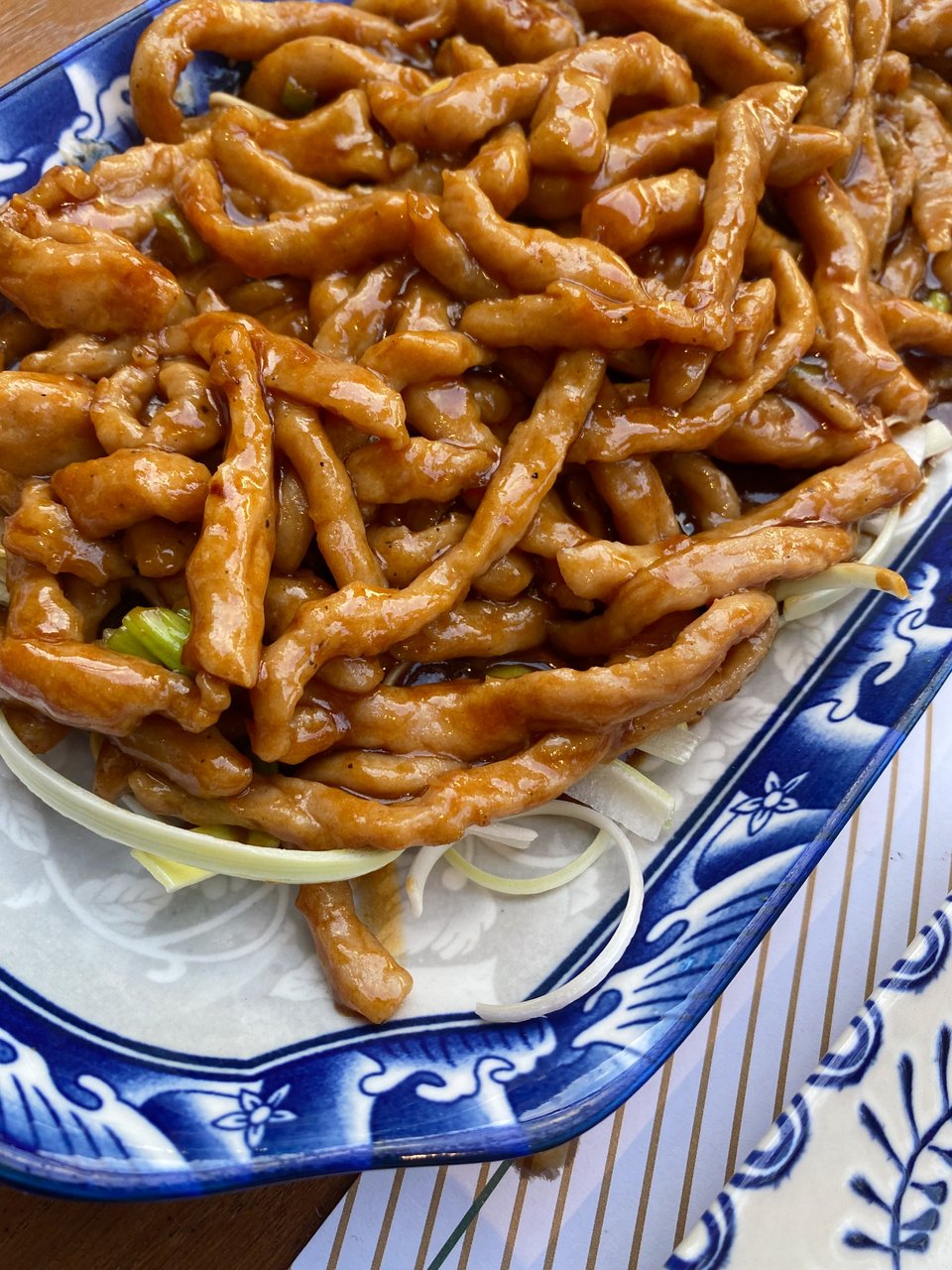 Oι λωρίδες χοιρινού είναι τόσο τρυφερές, που δεν καταλαβαίνεις ότι τρως χοιρινό / Φωτογραφία: Μάνος Λειβαδάρος/iefimerida