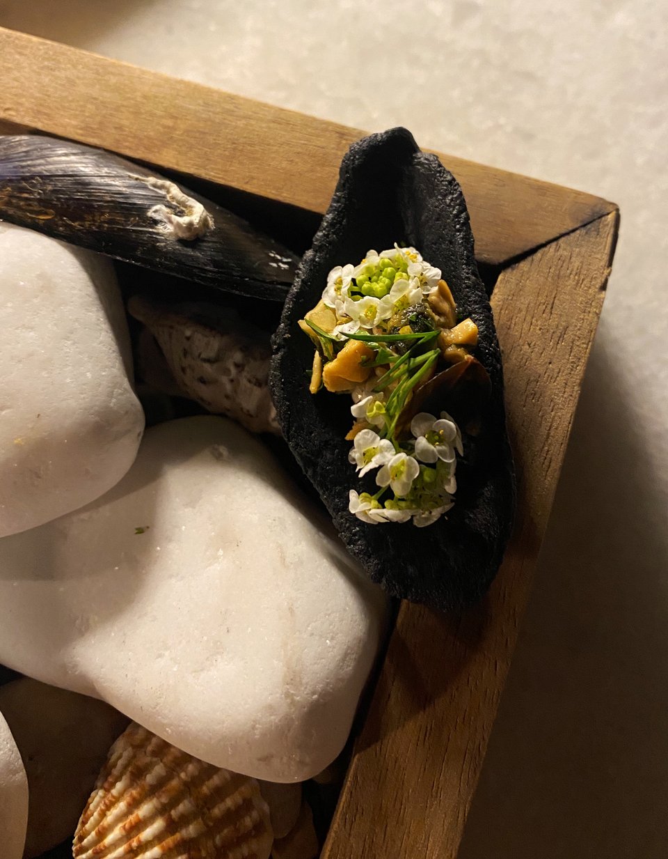 To εικονικό μύδι από τάρτα με ενεργό άνθρακα / Φωτογραφία: Μάνος Λειβαδάρος/iefimerida