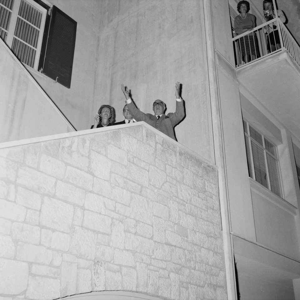 Αθήνα, 24 Οκτωβρίου 1963, Άγρας 20, βράδυ. Επίσκεψη από μέλη της σουηδικής κοινότητας της Αθήνας για χορωδιακά συγχαρητήρια. Πίσω από τον Σεφέρη, ο Σουηδός νεοελληνιστής Στούρε Λινέρ, μόνιμος εκπρόσωπος του αναπτυξιακού προγράμματος του ΟΗΕ στην Ελλάδα. Ήταν ο εισηγητής της υποψηφιότητας Σεφέρη στην επιτροπή του Βραβείου Νόμπελ της Σουηδικής Ακαδημίας. Δίπλα του η Ελληνίδα σύζυγός του Κλειώ. Φωτ. Κώστα Μεγαλοκονόμου / ©Μουσείο Μπενάκη/Φωτογραφικά αρχεία