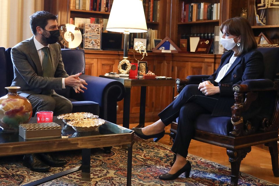 Η Πρόεδρος της Δημοκρατίας με τον Νικόλα Γιατρομανωλάκη / Dimitris Kapantais SOOC