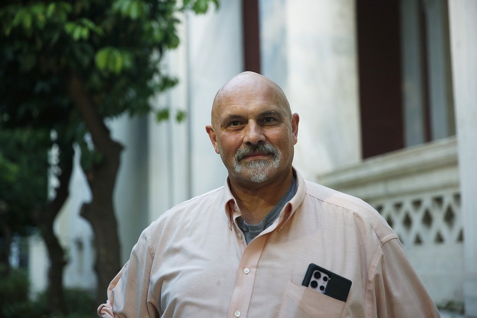 Ο Steven Graeter, που γεννήθηκε στην Ελλάδα αλλά υιοθετήθηκε δεκαετίες πριν στην Αμερική, ξεναγείται στο σημερινό κτήριο της Πινακοθήκης του δήμου Αθηναίων, όπου παλιά λειτουργούσε το Βρεφοκομέιο Αθηνών